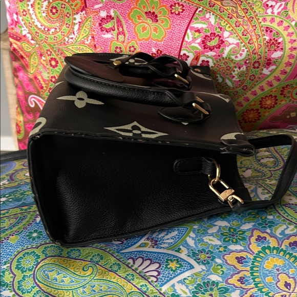 Black Purse with Light Beige Print - Picture 4 of 12
